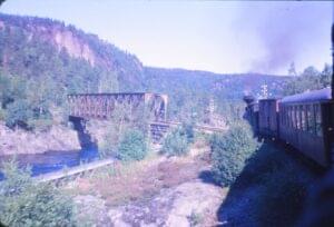 Vi nærmer oss broen over Otra nord for Steinsfossen. Foto Odd Drange