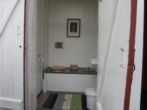 Moderne wc med en utedos sjarm. Foto: Nils Magen Håkegård.