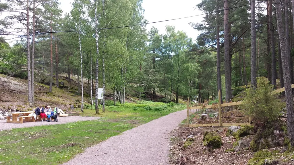 På turen over heia, mellom Vest-Agdertunet og Setesdalstunet kan man ta en rast i rolige omgivelser