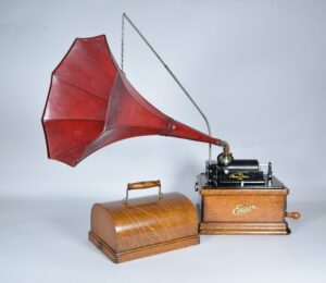 Edison fonograf laget for å kunne spille bade 2- og 4-minutters sylindere. Produsert rundt 1910 i USA. Foto: Vest-Agder-Museet.