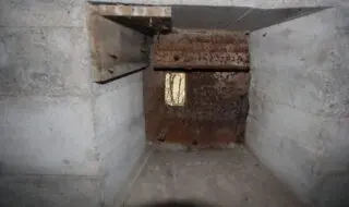 Skyteskår som dekker bunkerens inngangsparti