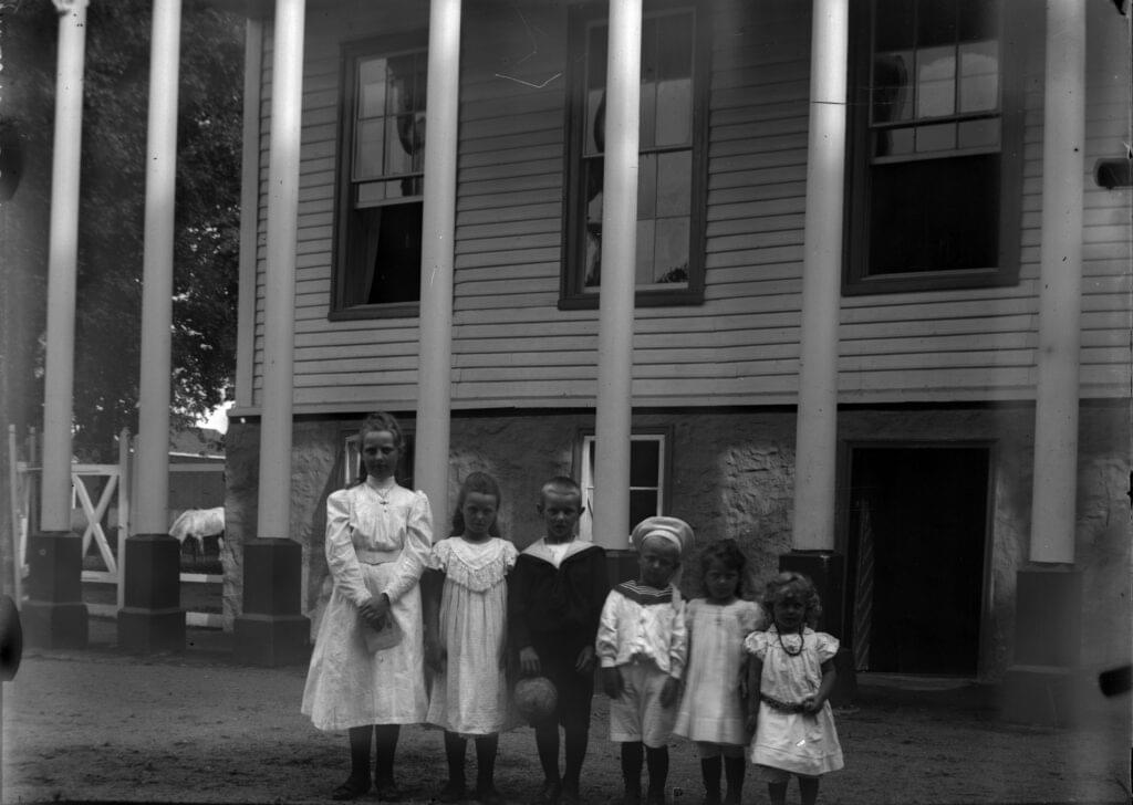 Søskenbarn fra Sæbygård og Gimle på gårdsplassen på Gimle. Titti Arenfeldt Omdal (1896-1982) helt til høyre.