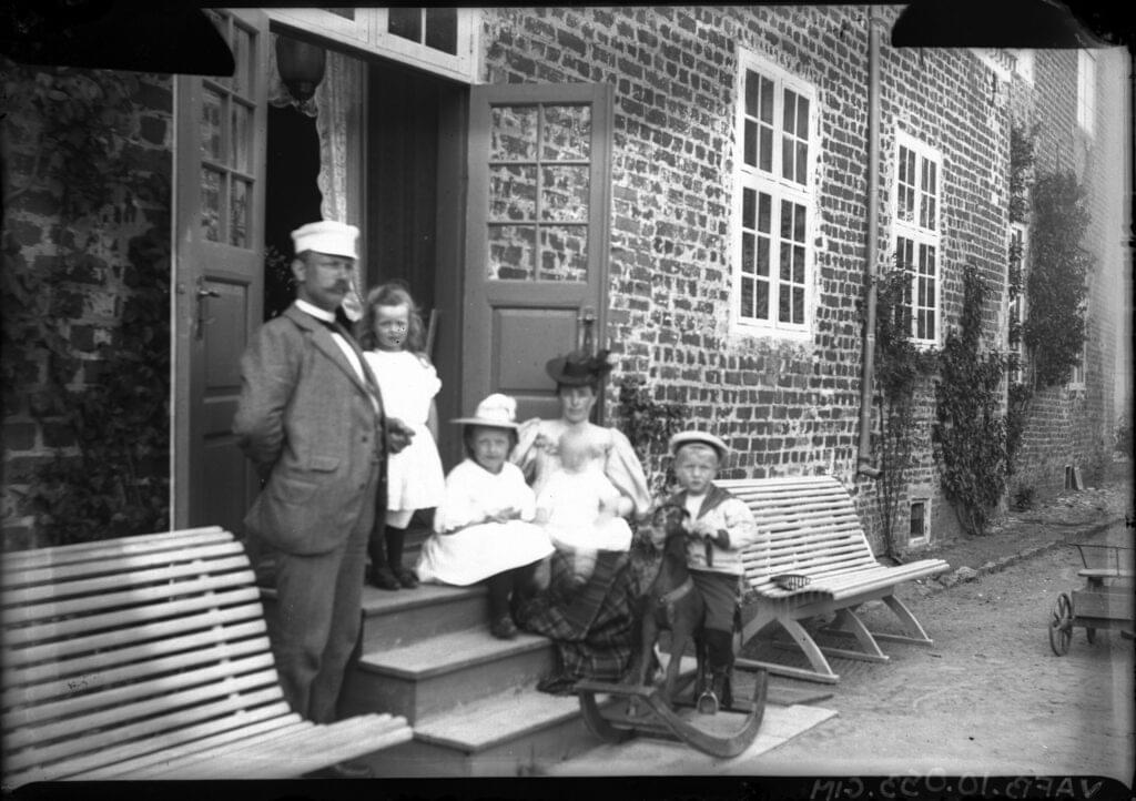 Julius Arenfeldt, hans kone Sigrid, født Wergeland og parets tre eldste barn på Sæbygård i Danmark.