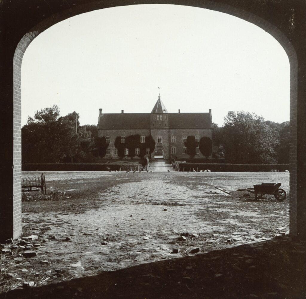 Hovedbygningen på den danske gården. Gården har tilknytning til Gimle Gård gjennom familien Arenfeldt. Sæbygård sto ferdig 1576.