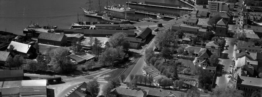 Kristiansand sentrum, Kvadraturen. Vestre havn med Gravane i forgrunnen. Vestre Strandgate til høyre, og havneområdet hvor senere Hotel Caledonien kom.