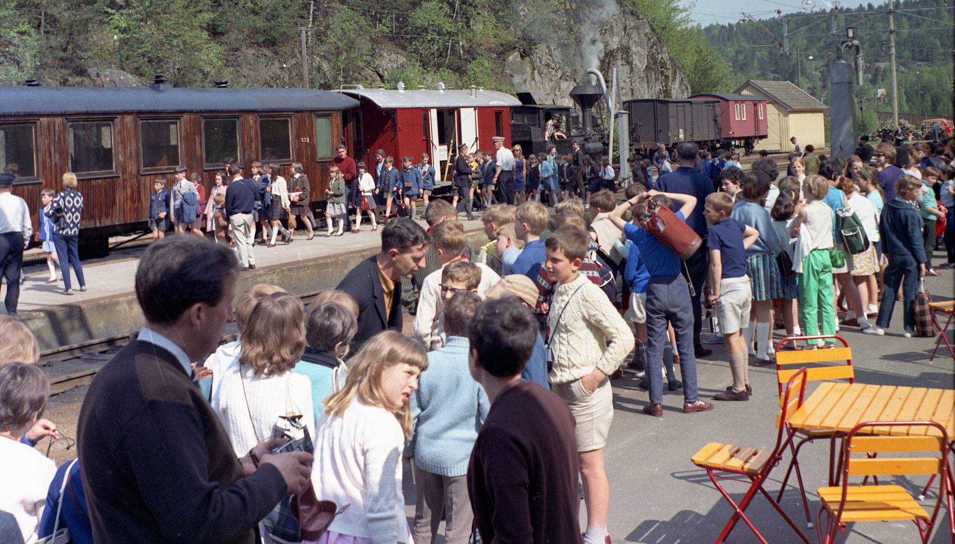 Foto av barn som har eller skal reise med Setesdalsbanen. 