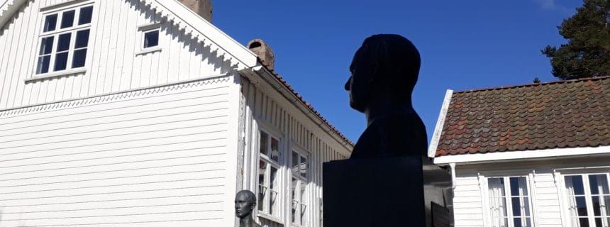 Gustav Vigeland utenfor barndomshjemmet i Mandal.