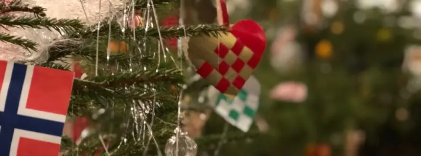 Juletre med flettede kurver og flagg.