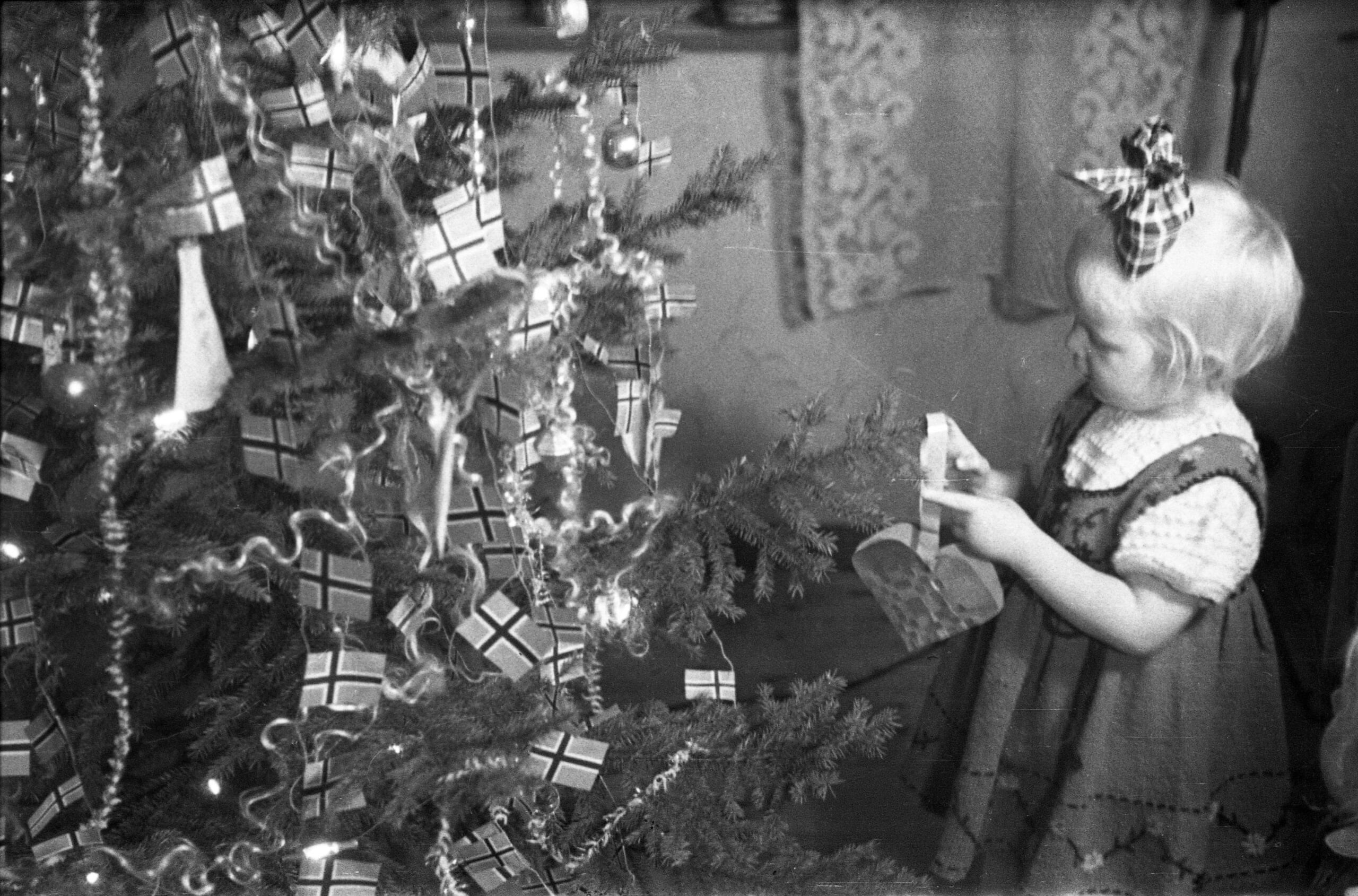 Juletre med mange norske flagg ca. 1950. Foto Dagfinn Pettersen.