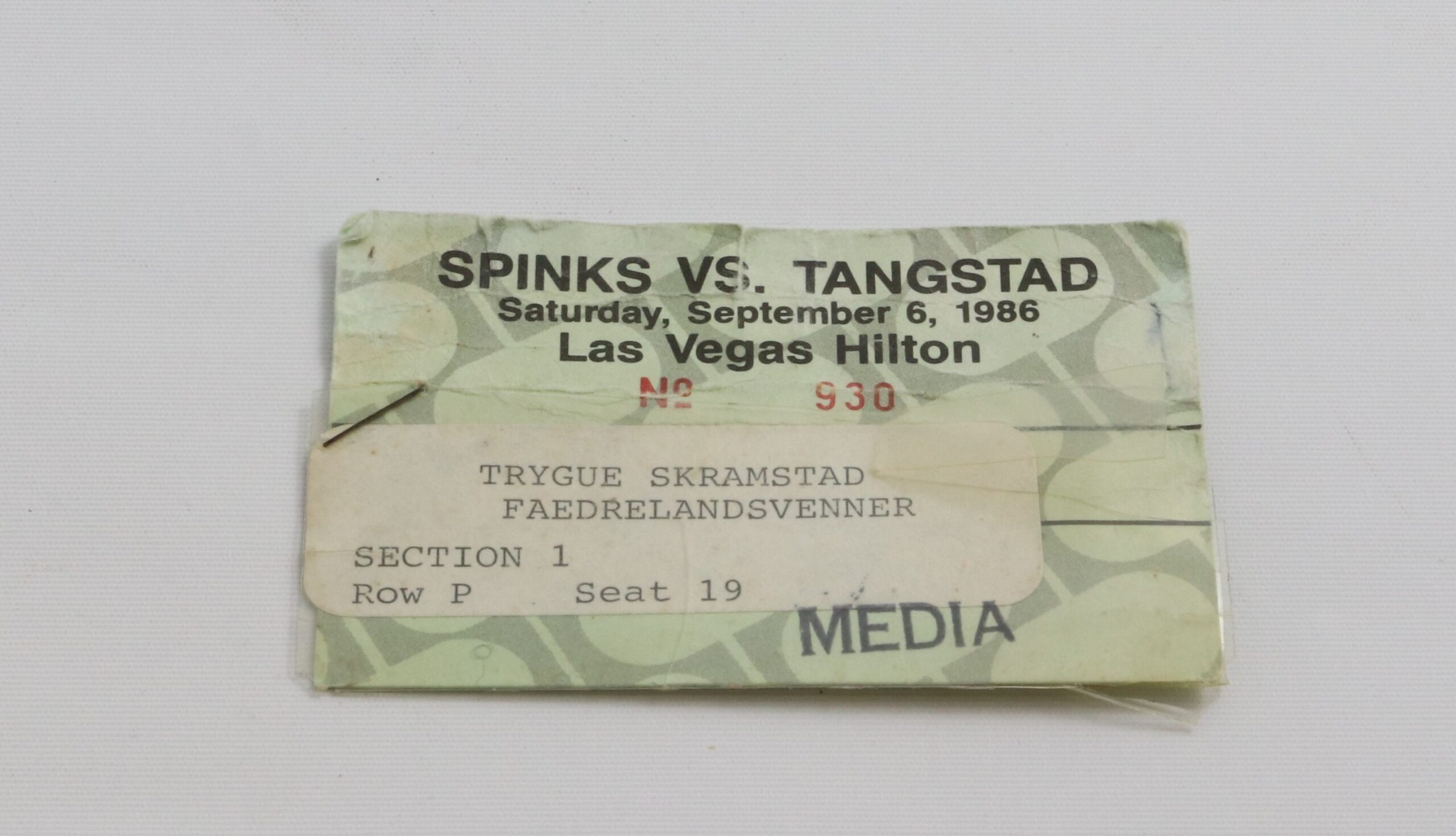Billett til Spinks-Tangstad-boksekampen i 1986 for Fædrelandsvennens fotograf Trygve Skramstad