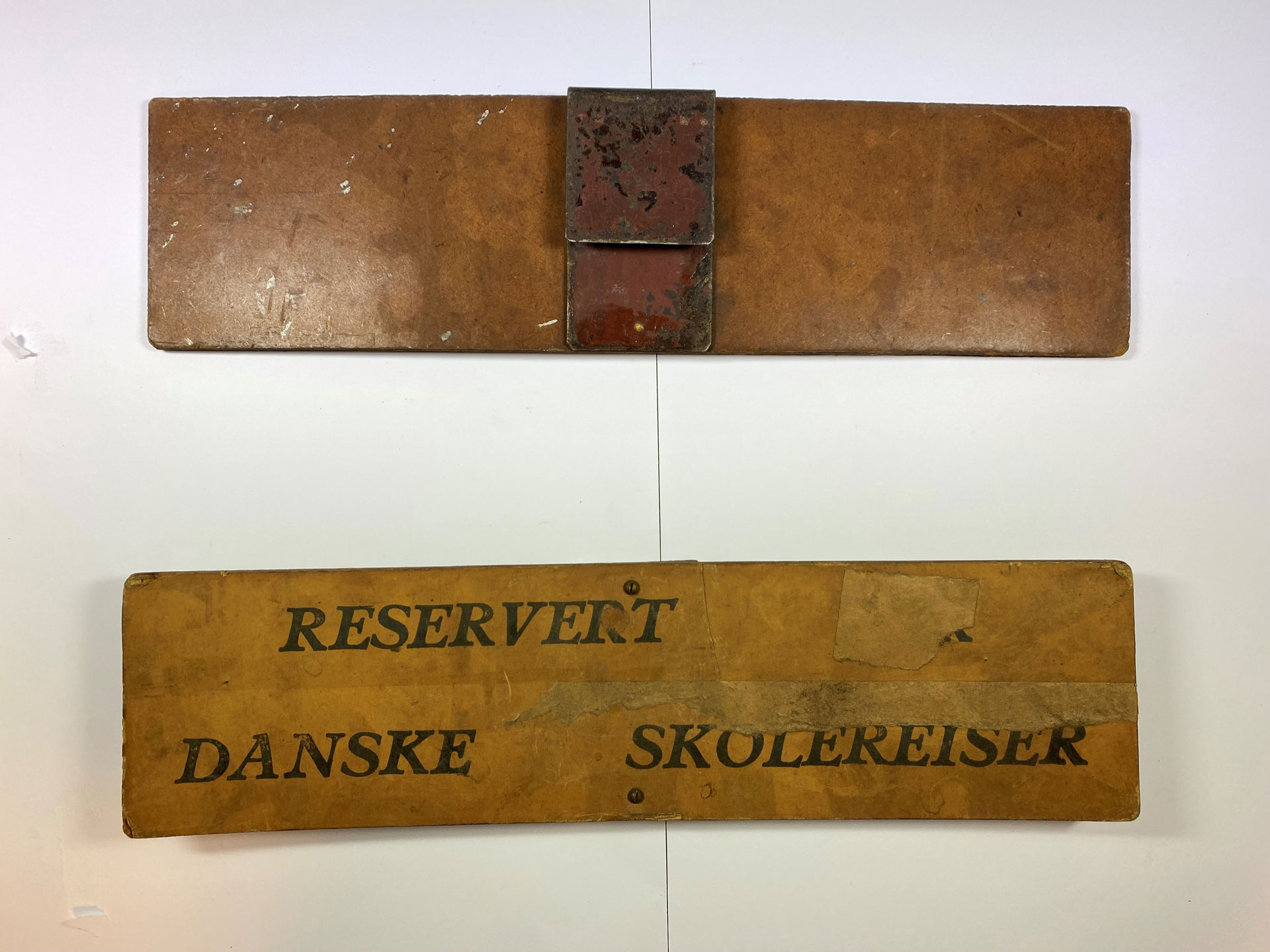 Gjenstandsfoto av de to reservert-skiltene som ble brukt av danske skolereiser.