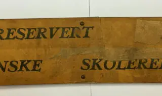 Forsiden til skiltet som har teksten reservert danske skolereiser.