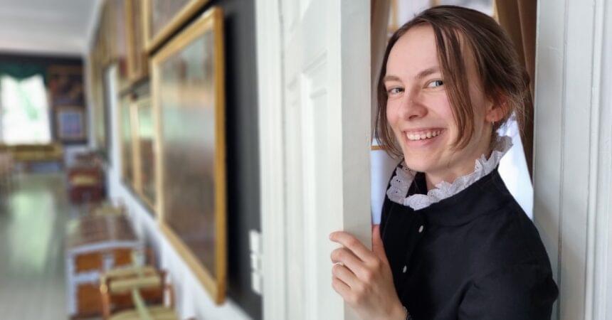 Elisabeth titter frem på Gimle Gård.