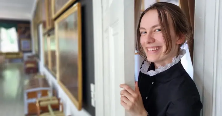 Elisabeth titter frem på Gimle Gård.
