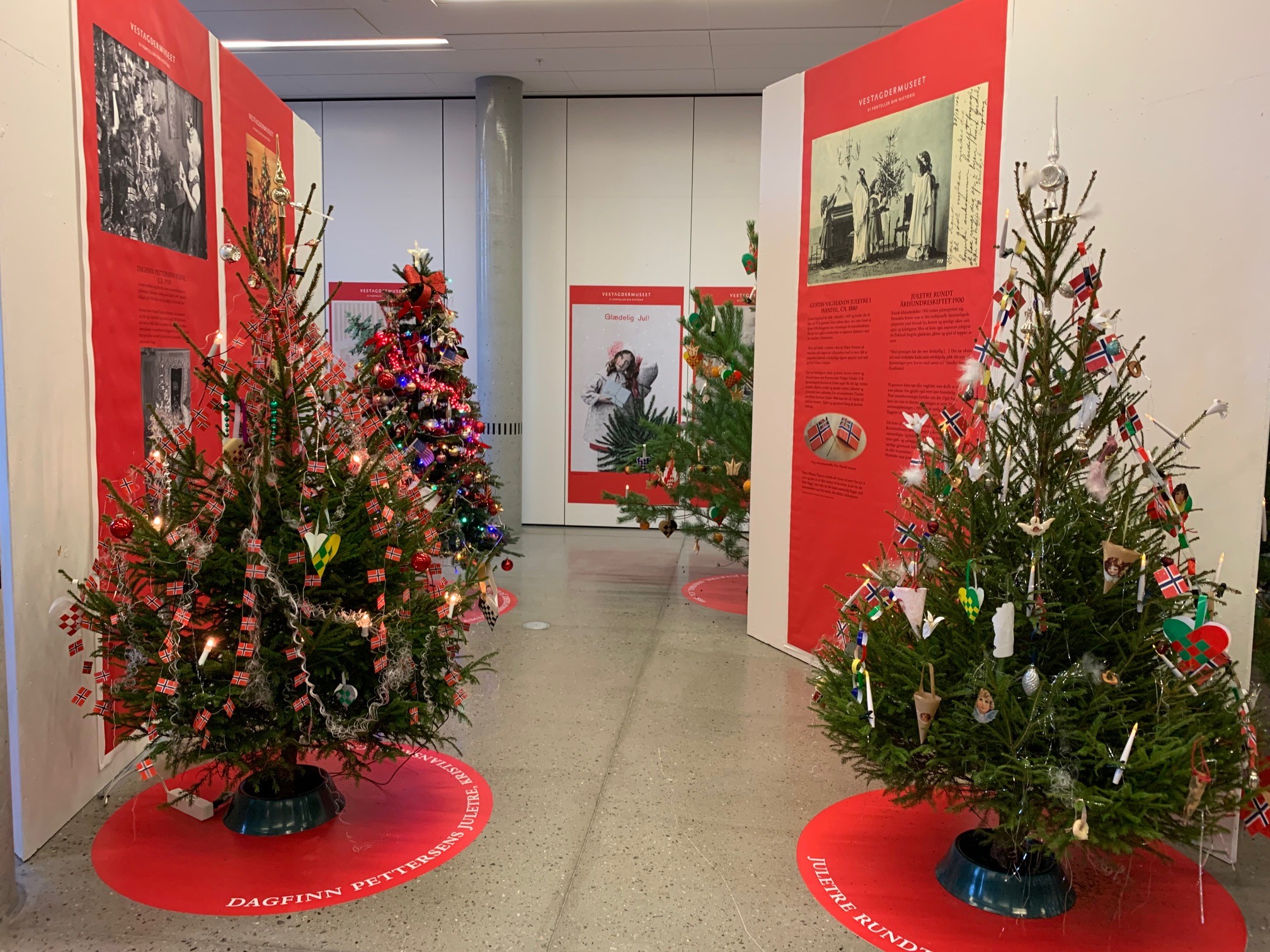 Pyntede juletrær i utstillingen, 1950 , 1900 og amerikansk