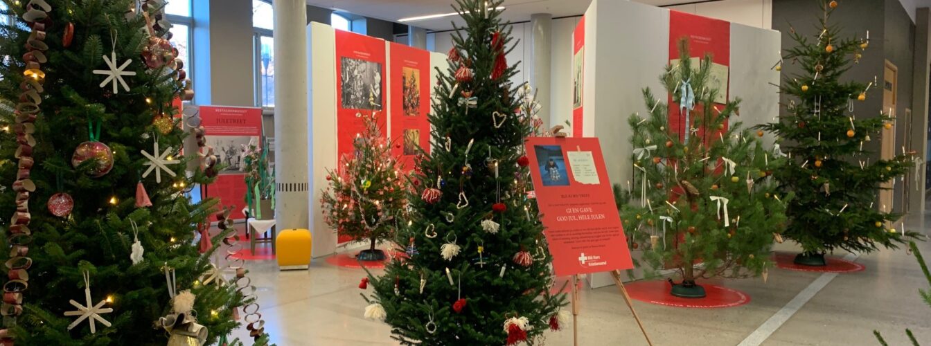 Oversikt over juletrær i utstillingen i Rådhuskvartalet i Kristiansand 2021