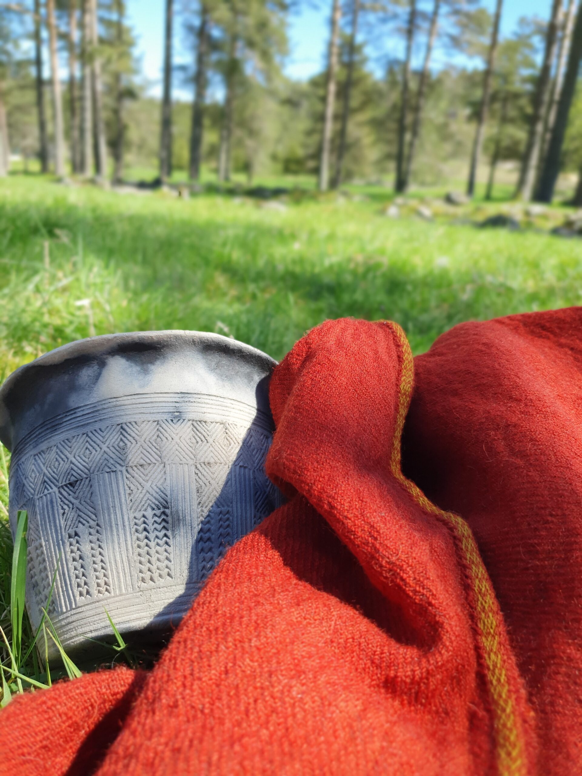 Spannformede leirkar kunne ha samme symboler som i tekstiler. Her møter Sosteli og Snartemo. Foto Katja Regevik