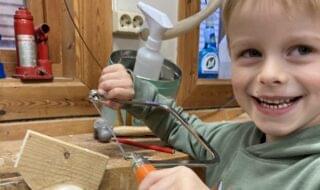 «Håndverkstedet» ved Flekkefjord Museum. Olav Olson, 6 år, det er gøy å jobbe med hendene.