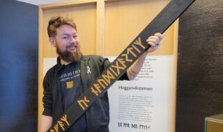 Samuel Høiland, historiker og formidler hos Tingvatn fornminnepark med runer.