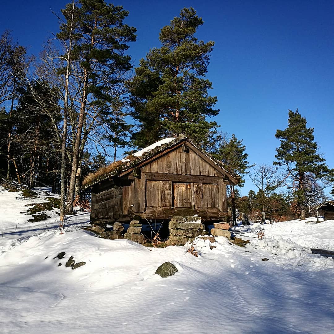 Bilde av bygg på Setesdalstunet fra vinteren 2019