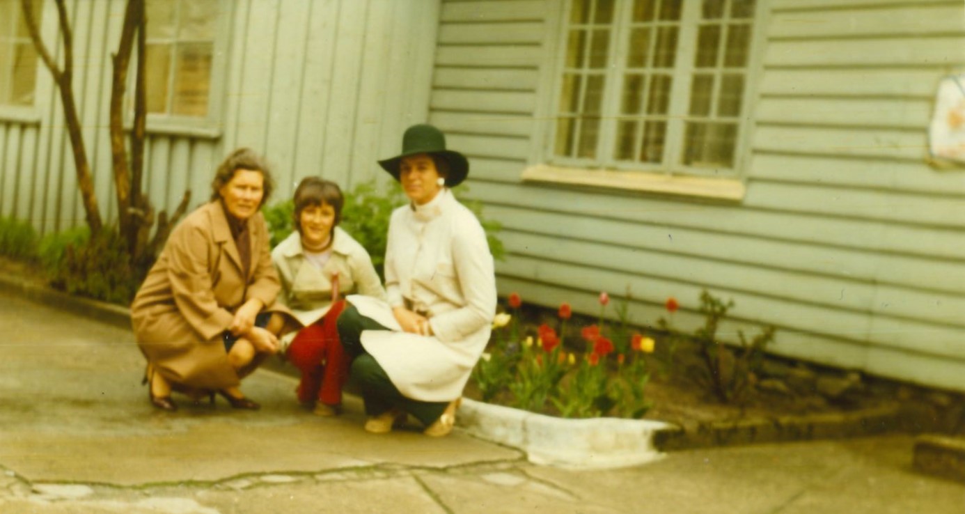 Tre generasjoner «fabrikanter», Helga med barnebarn og barn, lånt av Hilde Elisabeth Tellefsen Høynes