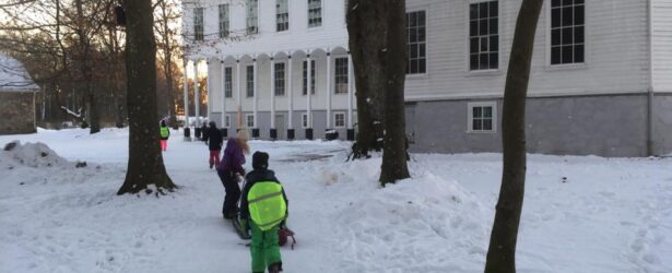 Bilde fra utsiden av Gimle Gård på vinter, avbildet med skolebarn