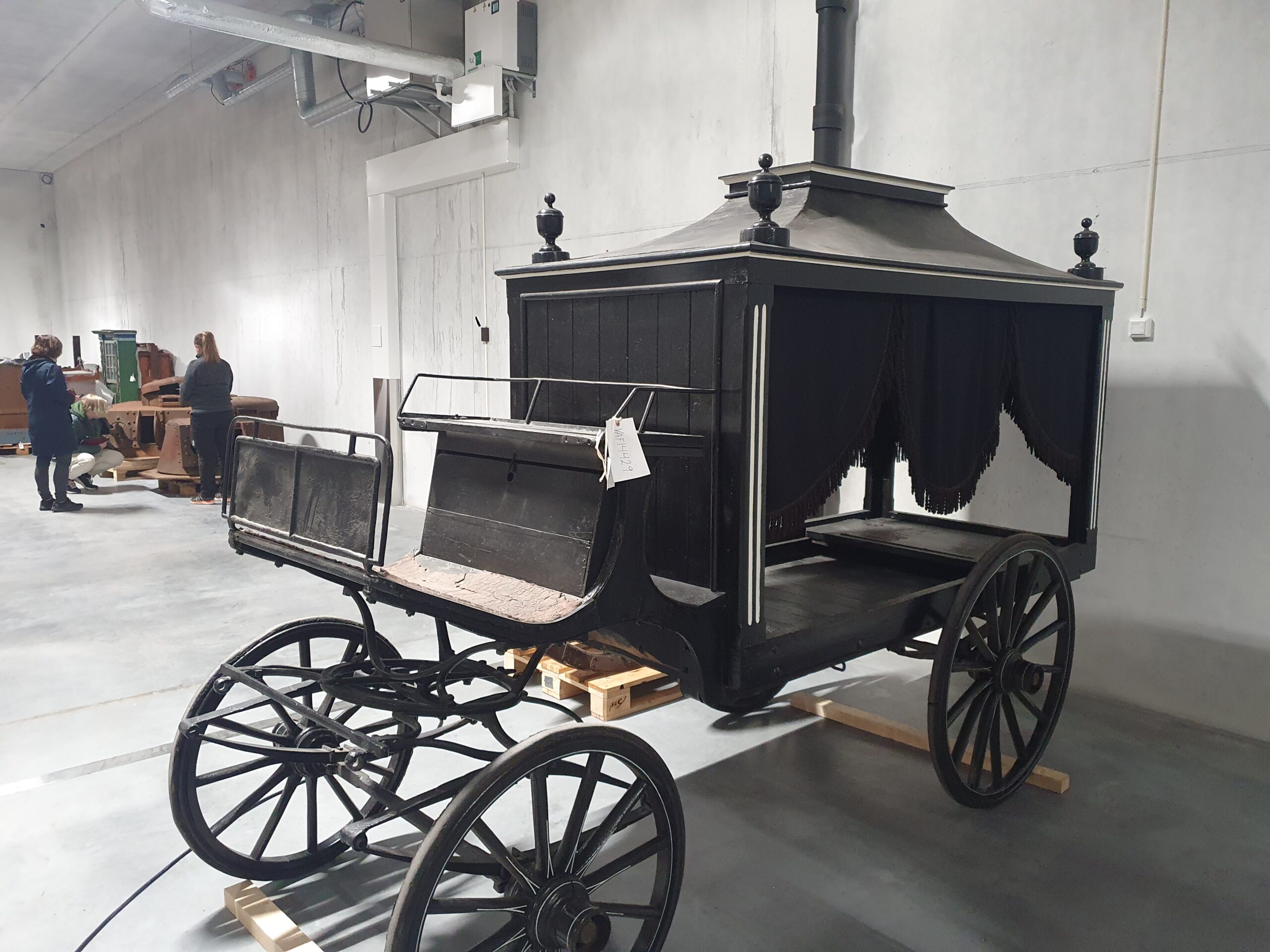 Bårevogn fra Høvåg i museets magasin 2023. Foto Kevin Kirkhus