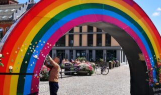 Regnbuen på torvet i Kristiansand sammen med kunstner Irene Bakkevold