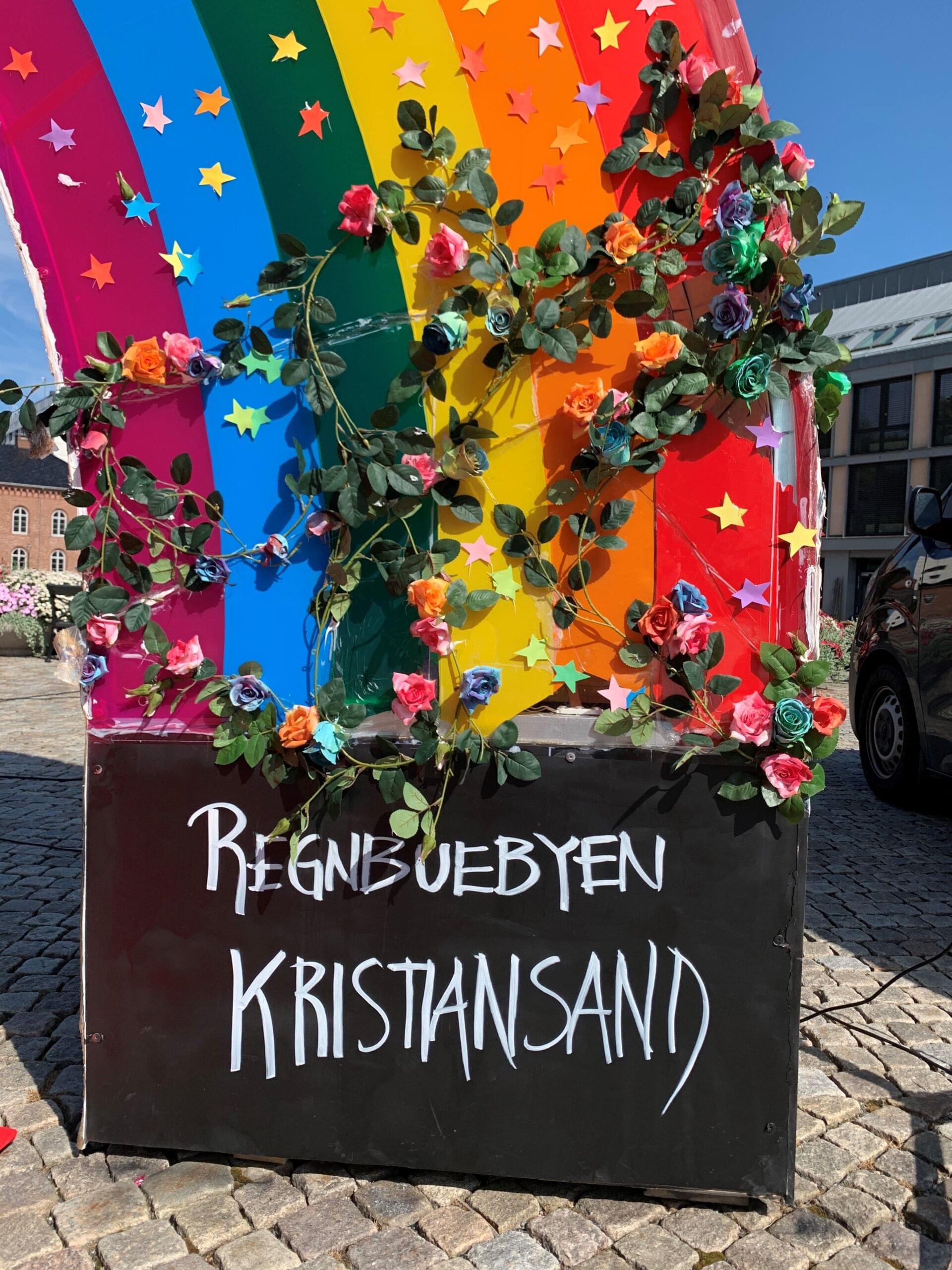 Regnbuen med blomster og stjerner som dekker ødeleggelsene på kunstverket