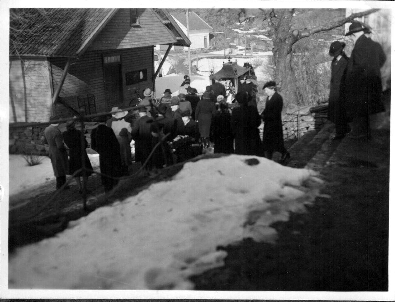 Gravfølge/bårefølge den 11. oktober 1952. Foto: Halvard Vesterhus 