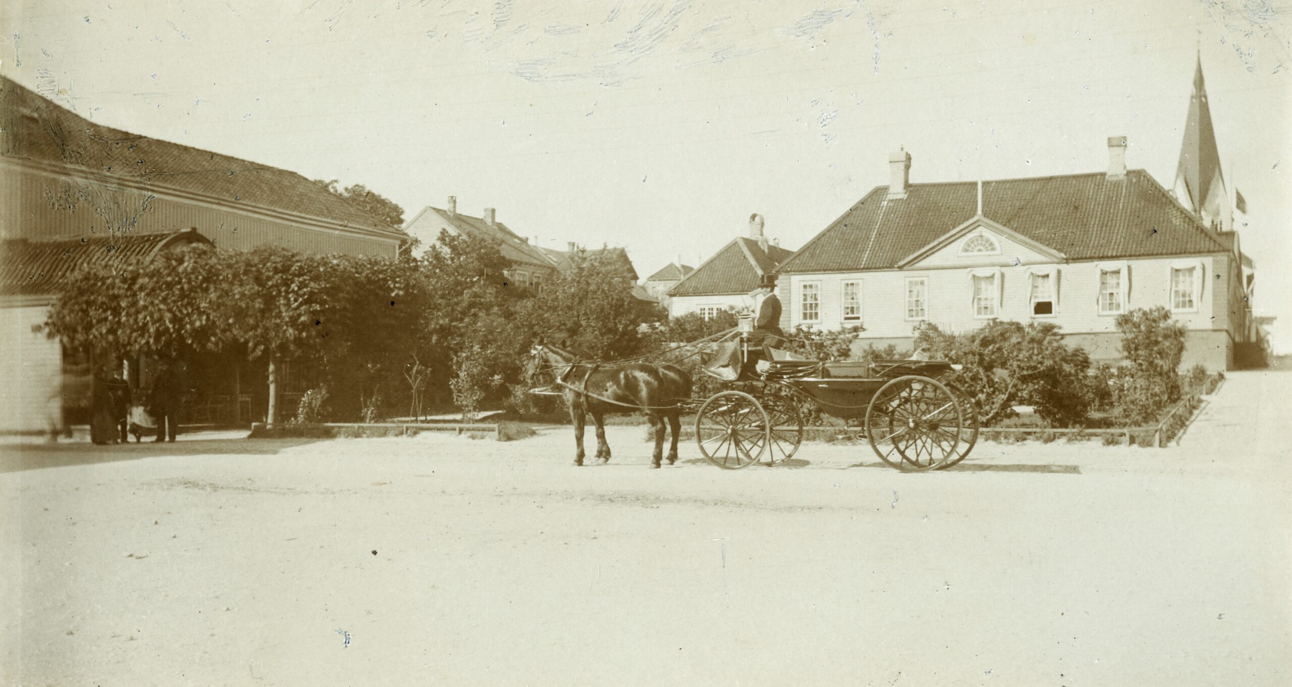Heste og vogn foran hage med paviljong til venstre. I bakgrunnen er Matthiessens hus, senere Børsen.