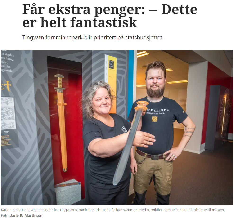 Katja Regevik er avdelingsleder for Tingvatn fornminnepark. Her står hun sammen med formidler Samuel Høiland i lokalene til museet. Foto: Jarle R. Martinsen / fvn.no.