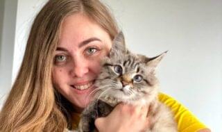 Anna-Zolotar fra Kyiv i Ukraina sammen med katten sin