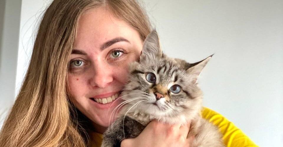 Anna-Zolotar fra Kyiv i Ukraina sammen med katten sin