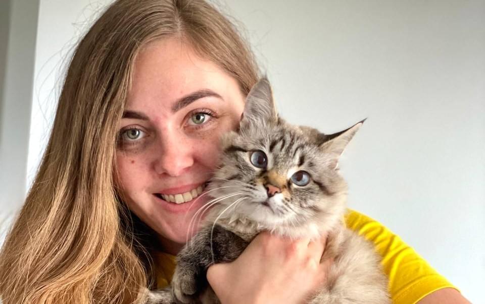 Anna-Zolotar fra Kyiv i Ukraina sammen med katten sin