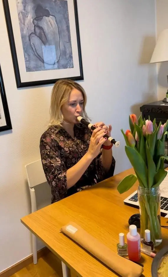 Ganna fra Ukraina spiller blokkfløyte