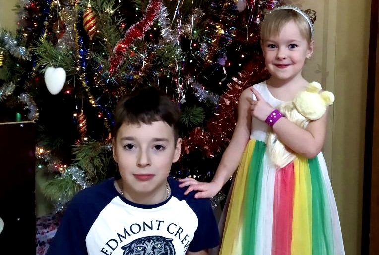 Valery og Veronica fra Kyiv i Ukraina foran juletreet 