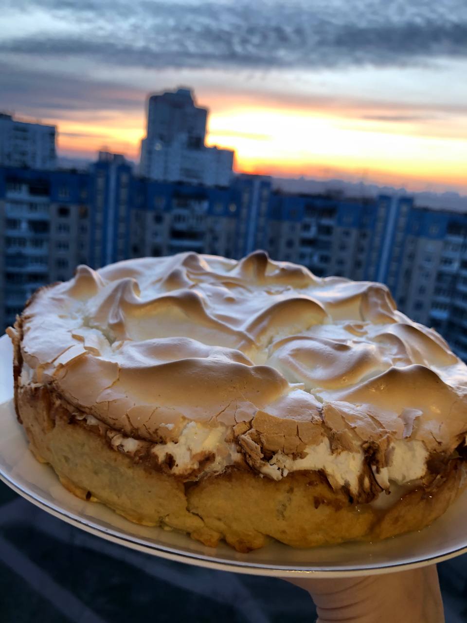 kake, kanskje sitronpai, ukrainsk storby i bakgrunnen