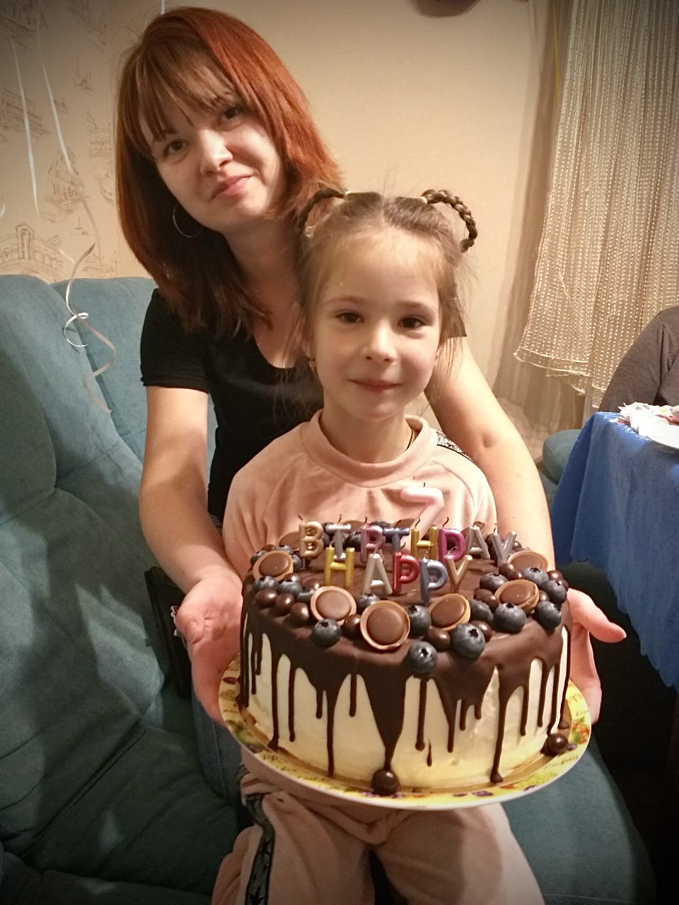 Mor og datter Nizhynska i ukrainske håp med bursdagskake
