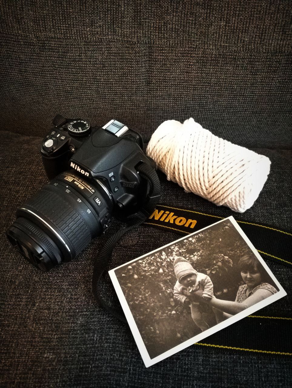 Nikon speilreflekskamera sammen med et svart-hvitt bilde 