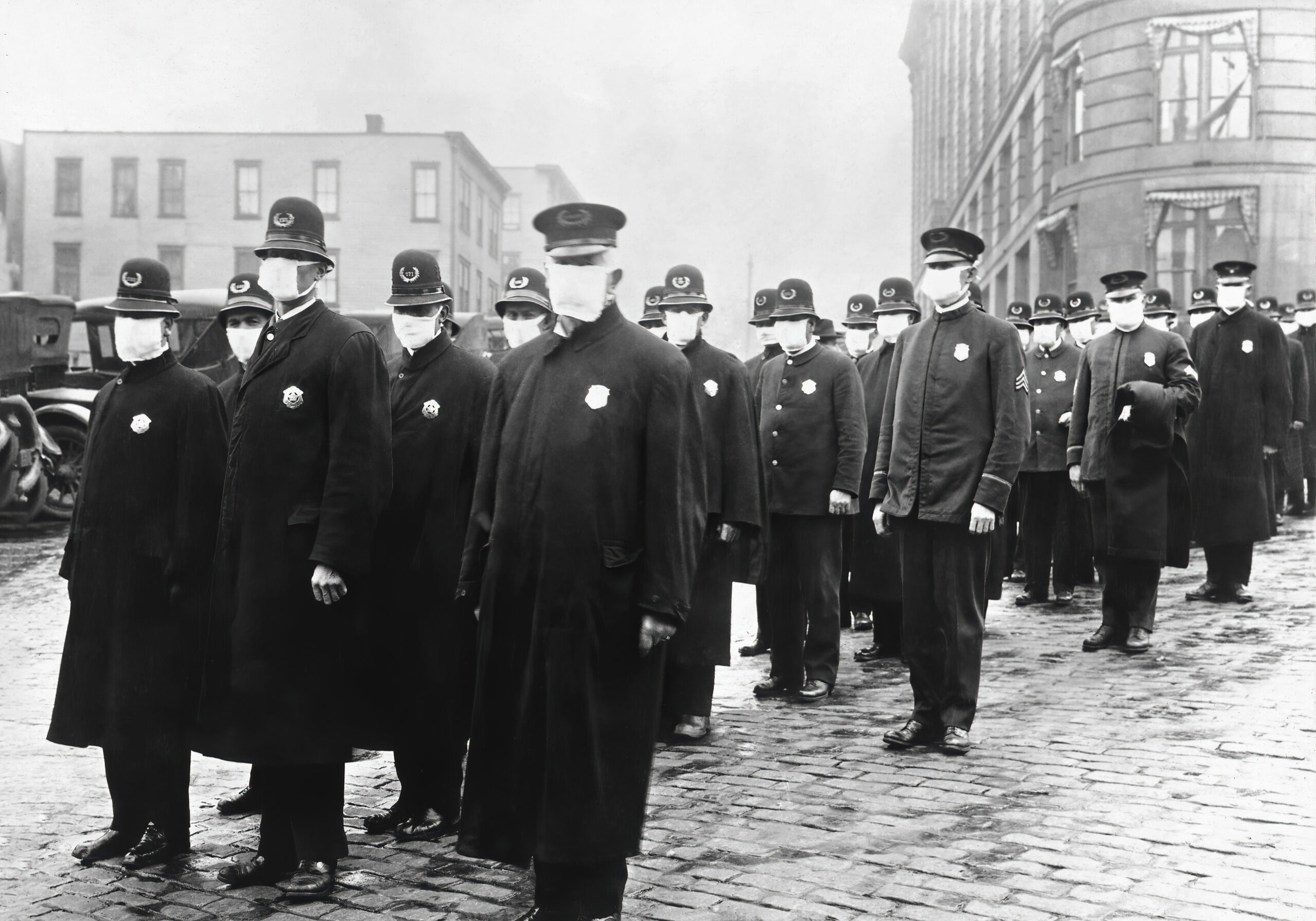 Bruk av maske ble standard hos amerikansk politi under Spanskesyken. Her fra Seattle i 1918. Foto Public domain, via Wikimedia Common.