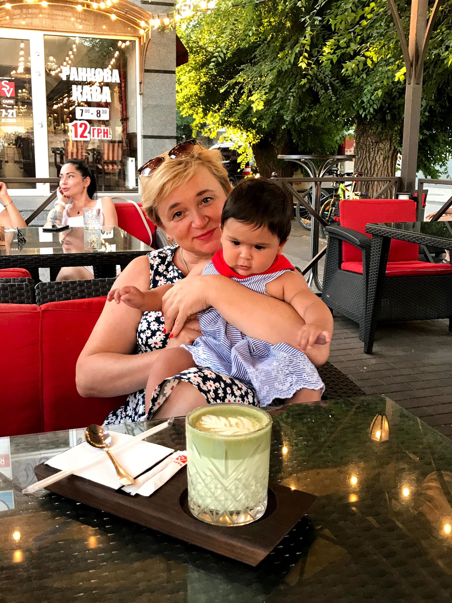 Tetiana med barnebarn på restaurant i Ukrainske håp