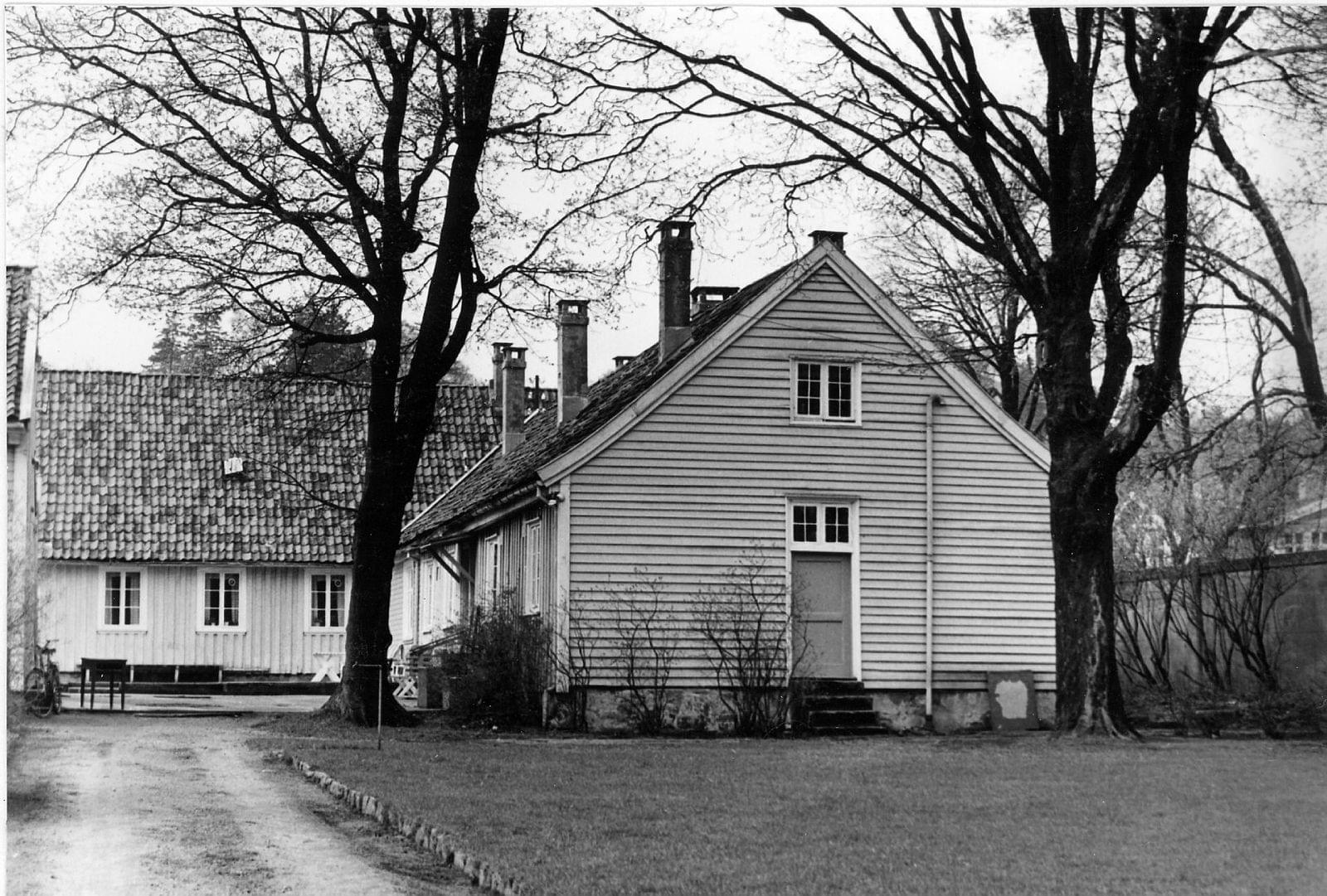 Dollhuset og Hospitalet i Kristiansand. Fotograf ukjent. Arkivsenter Sør - Agderbilder.