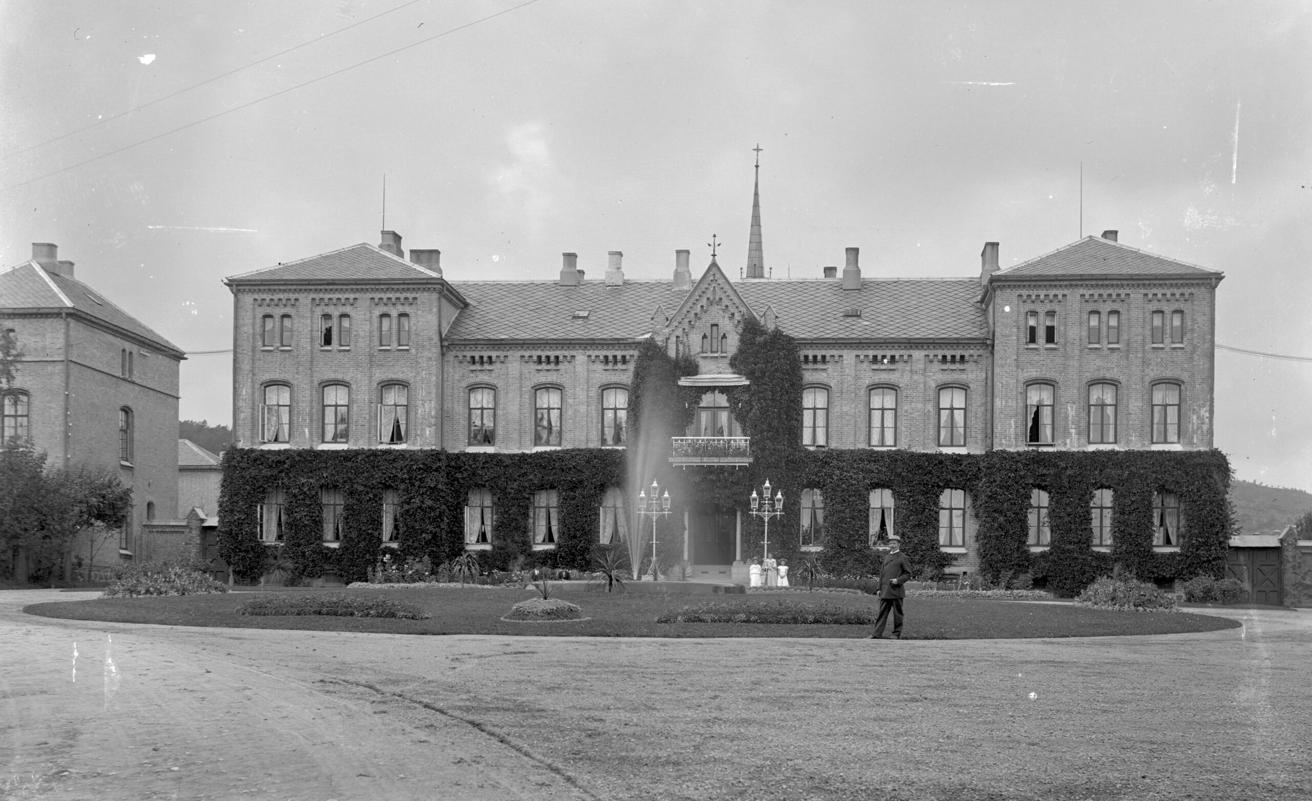 Eg Sindssyge og aandssvageasyl åpnet i 1881. Fotoet er datert til ca. 1910-1920. Foto Agderbilder
