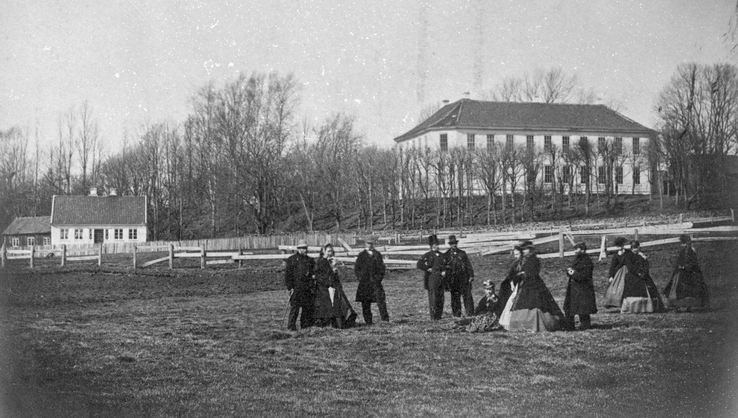 Familieutflukt fotografert på jordet foran Gimle gård. Foto Agderbilder.