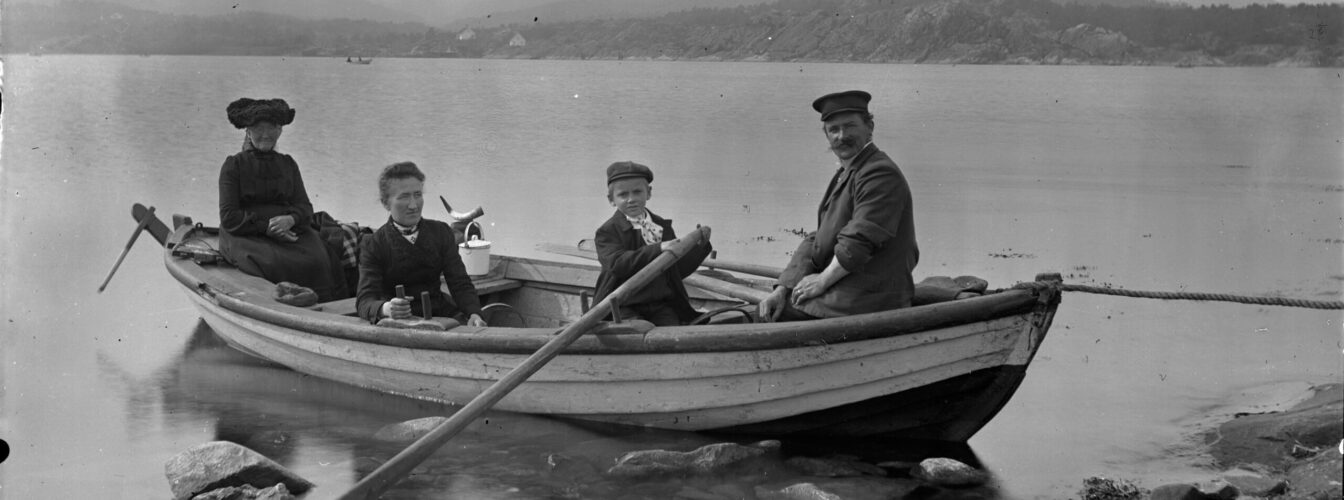 Foto fra Bragdøya eller Svendsholmen, med Vågsbygd i bakgrunnen. Omtrentlig datering 1870-1910. Foto Agderbilder.