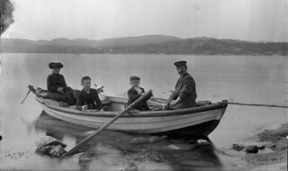 Foto fra Bragdøya eller Svendsholmen, med Vågsbygd i bakgrunnen. Omtrentlig datering 1870-1910. Foto Agderbilder.