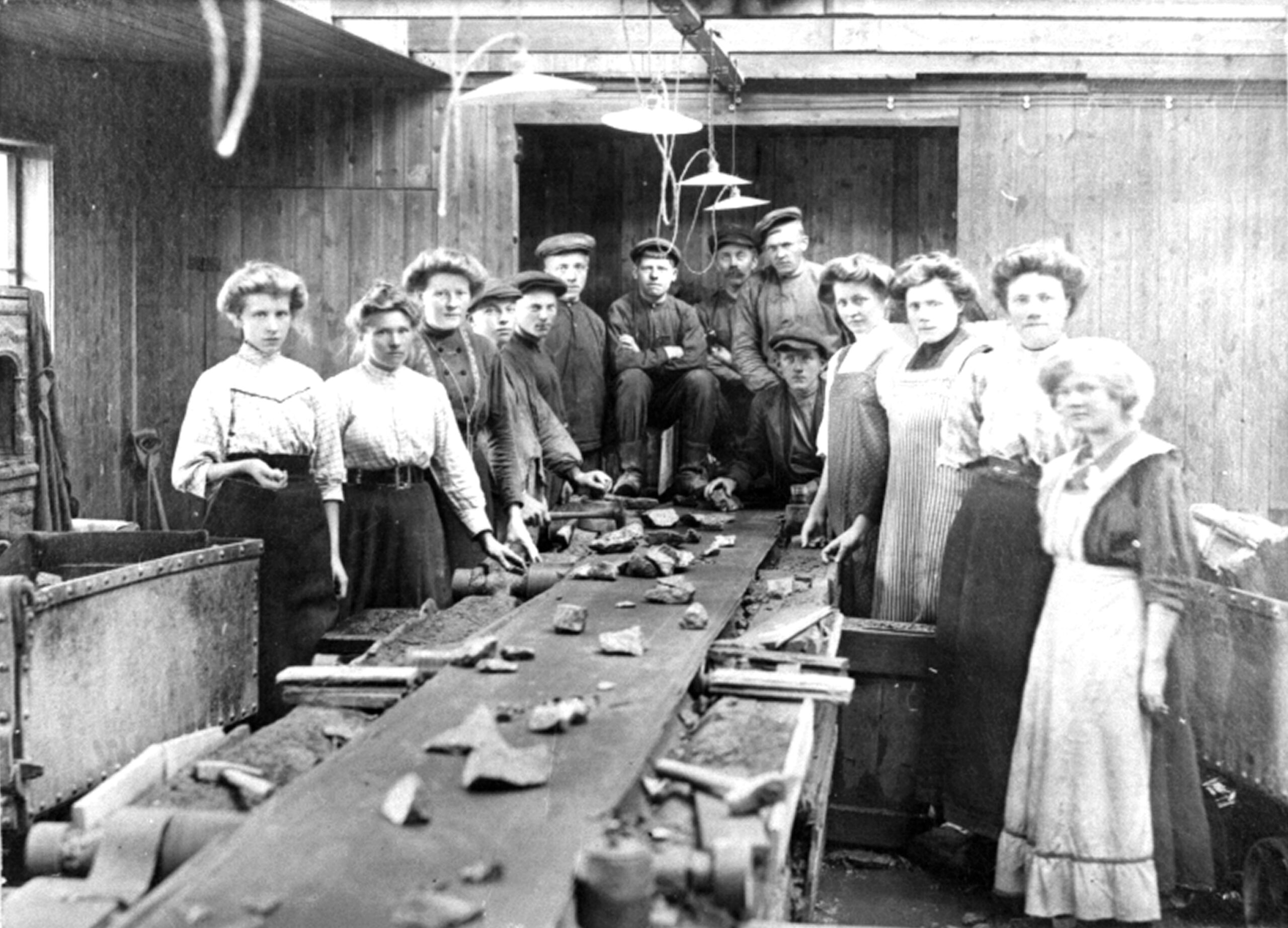 Fra 1910 av var det unge kvinner som «skeidet» (grovsorterte) malmen ved Flåt nikkelgruve, de såkalte skeidejenter. Foto Ronald Werner, CC BY-SA.