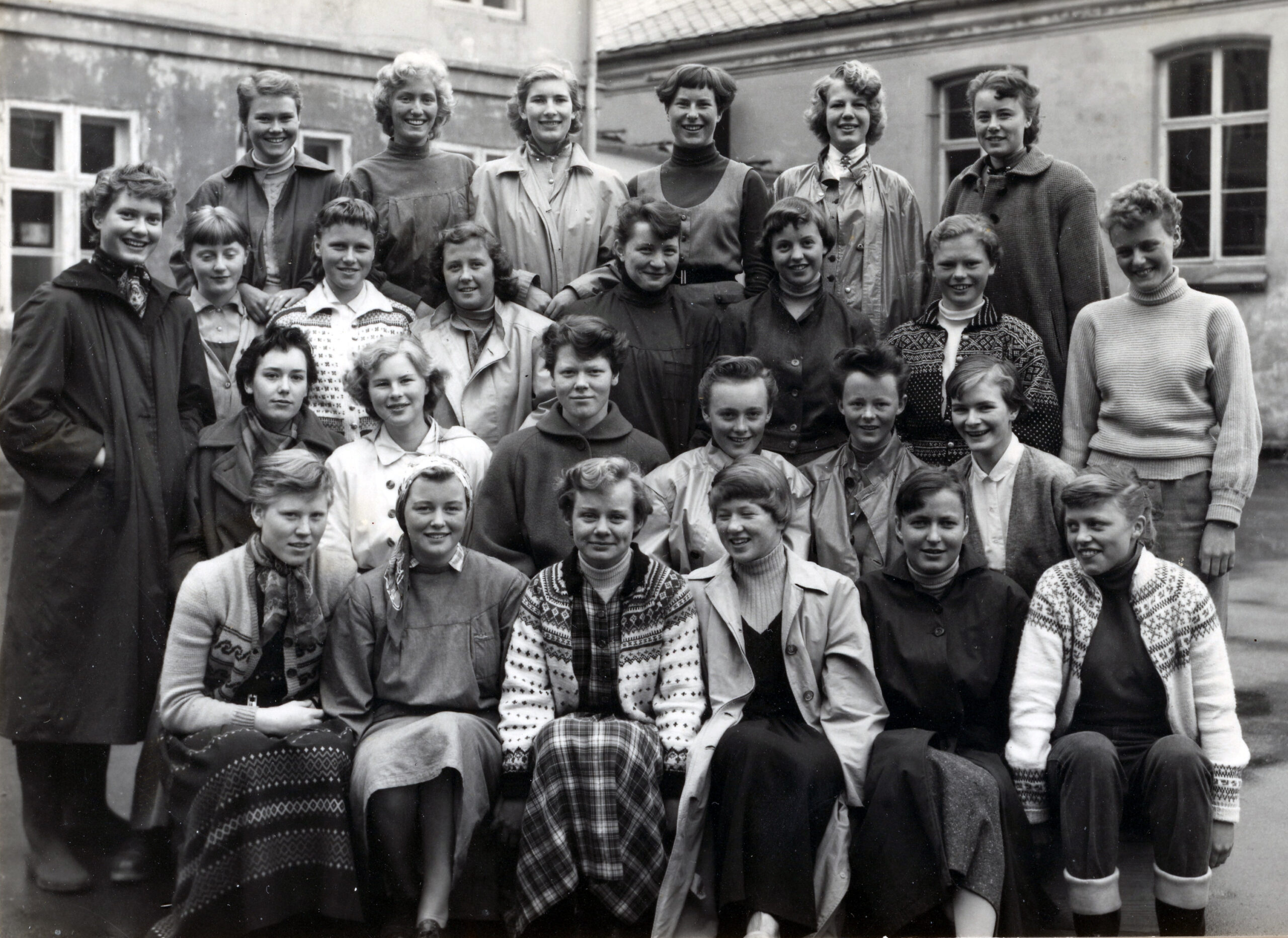Klasse 3GC ved Kristiansand katedralskole ren jenteklasse 1955. Foto Agderbilder.