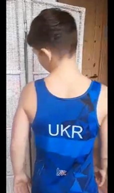 Gutt i bryterdrakt med Ukraina på ryggen